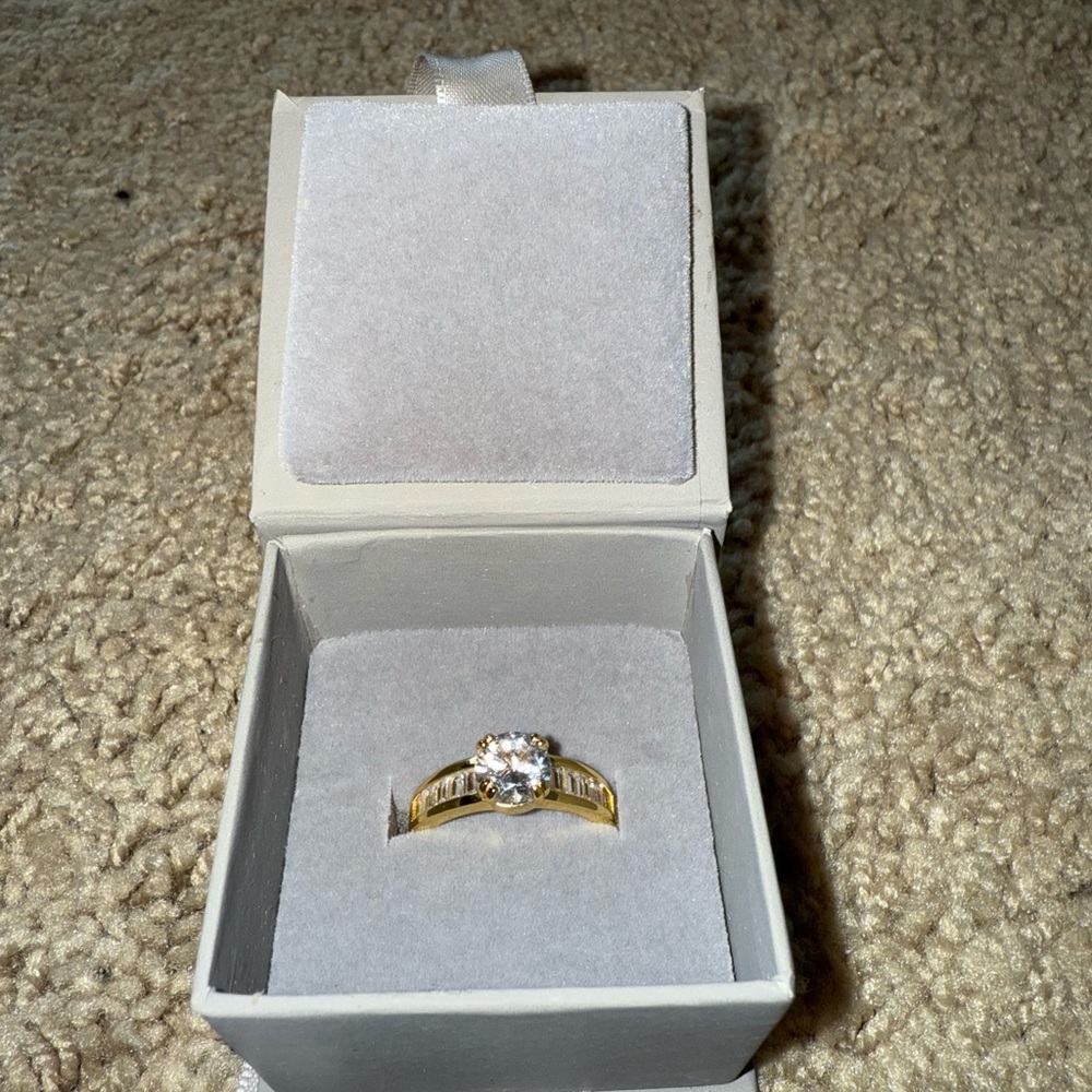 Chic Gold Ring with Clear Stone